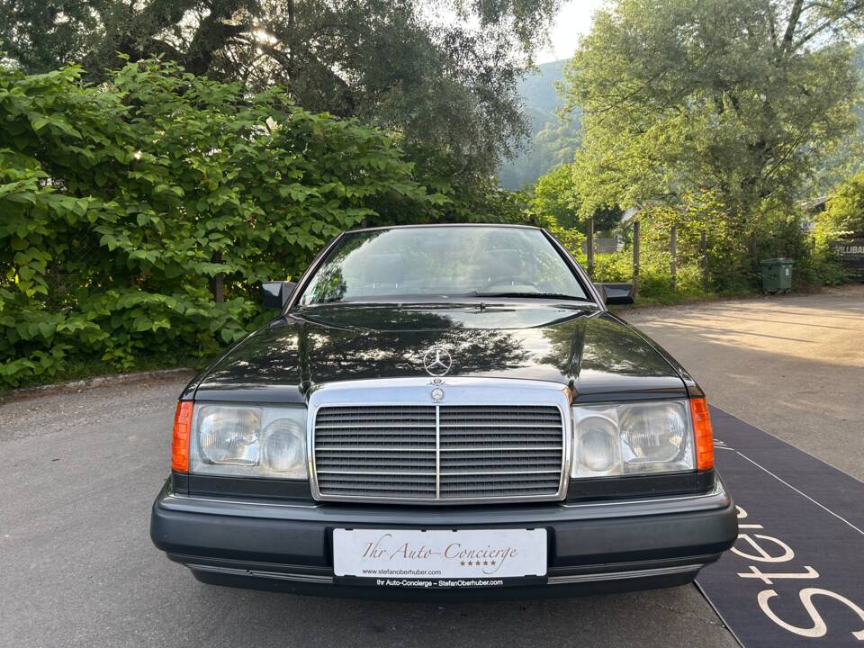Image 2/47 of Mercedes-Benz 300 CE-24 (1992)