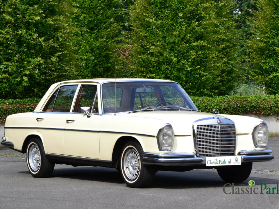 Image 7/49 of Mercedes-Benz 280 SE 3,5 (1972)