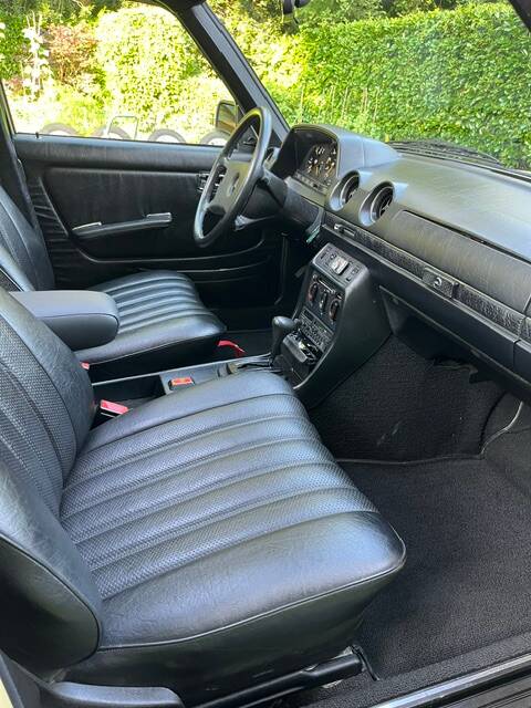 Image 16/23 of Mercedes-Benz 230 E (1981)