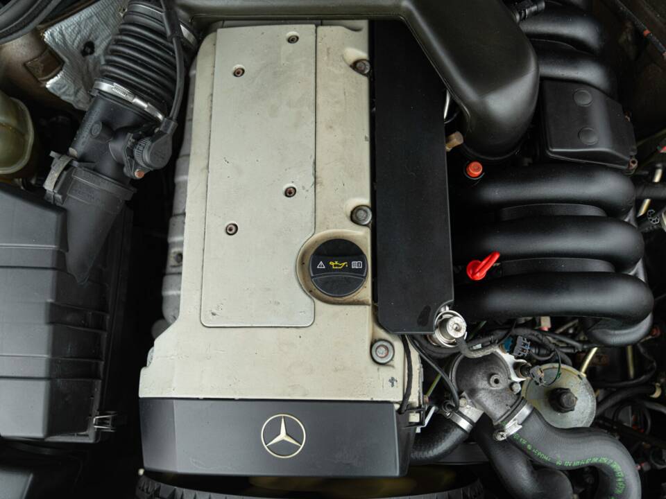 Bild 48/49 von Mercedes-Benz 320 E (1993)