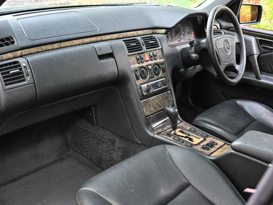 Image 15/50 of Mercedes-Benz E 320 (1998)