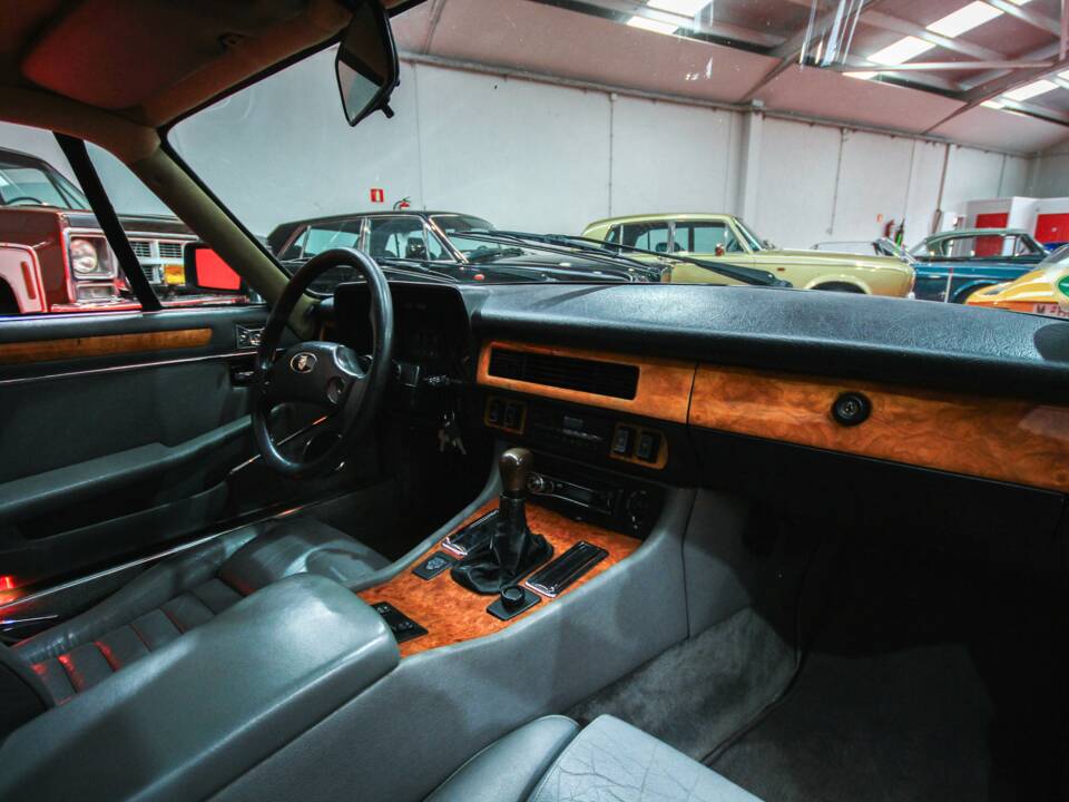 Image 14/16 of Jaguar XJ-S 3.6 (1988)