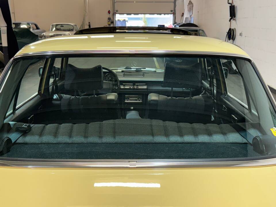 Immagine 10/35 di Mercedes-Benz 200 (1975)