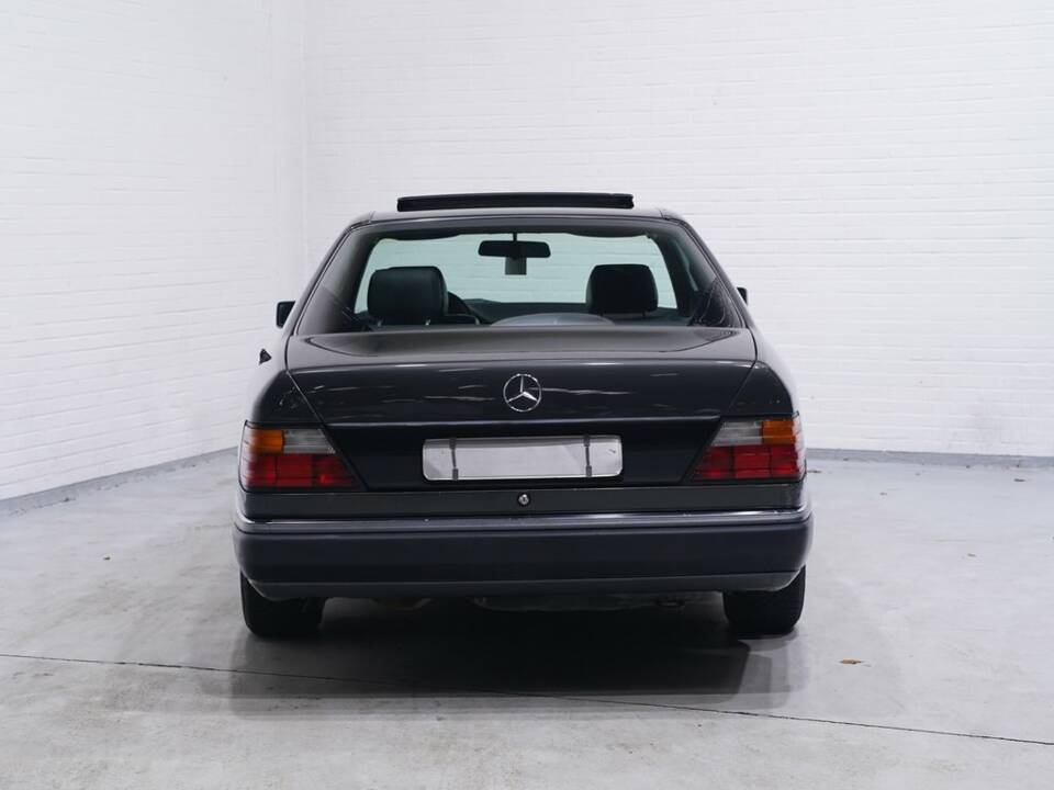 Bild 7/8 von Mercedes-Benz 230 CE (1993)