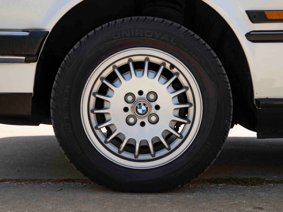 Image 16/70 of BMW 320i (1990)