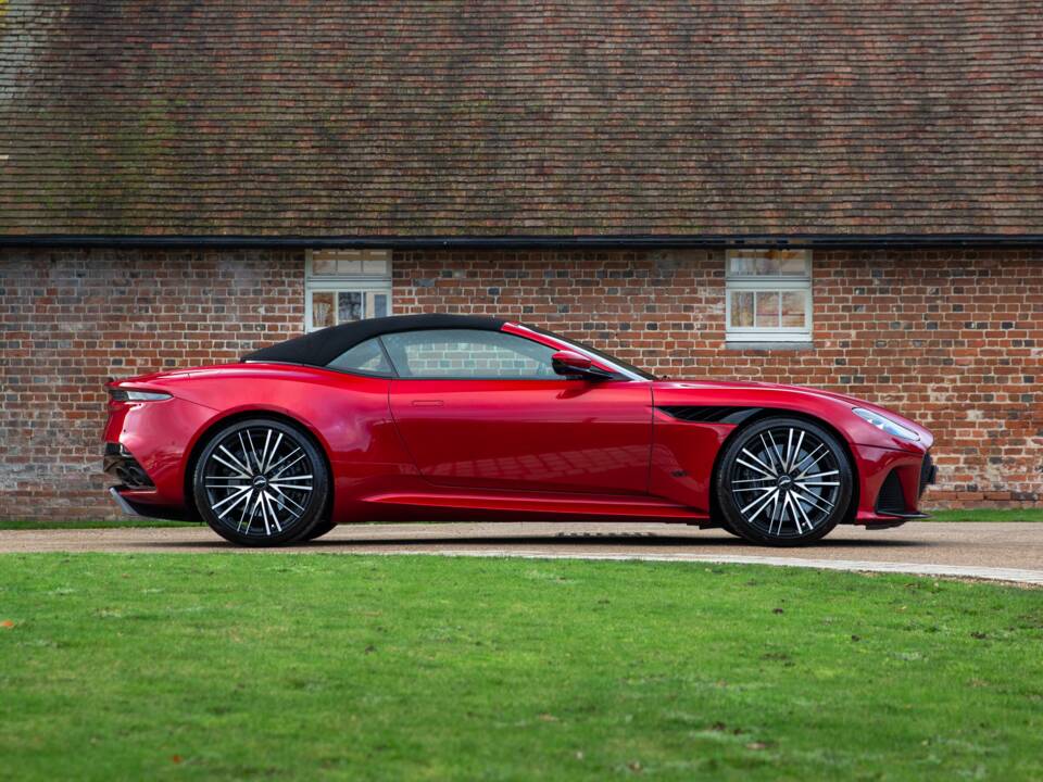 Immagine 4/84 di Aston Martin DBS 770 Ultimate Volante (2023)