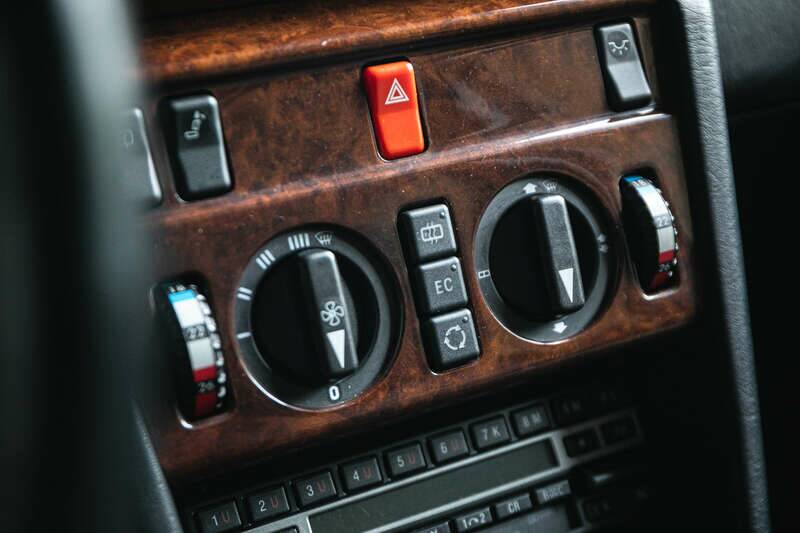 Image 13/43 of Mercedes-Benz 300 CE 3.2 AMG (1990)