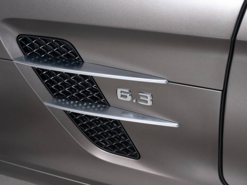 Image 22/33 of Mercedes-Benz SLS AMG (2010)
