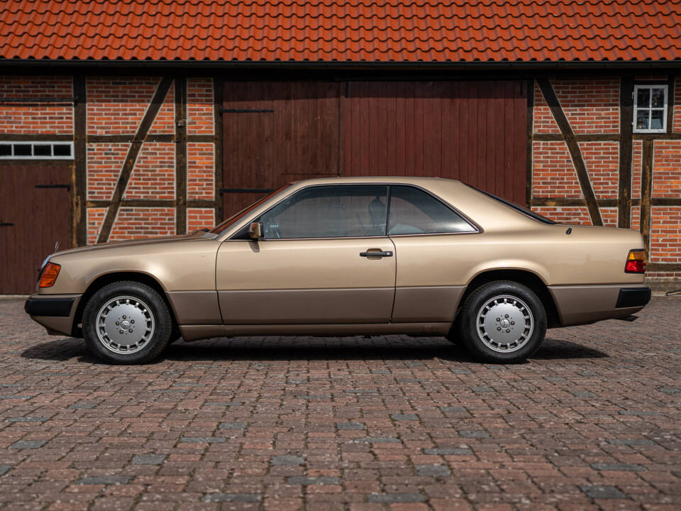 Image 12/40 of Mercedes-Benz 300 CE (1987)