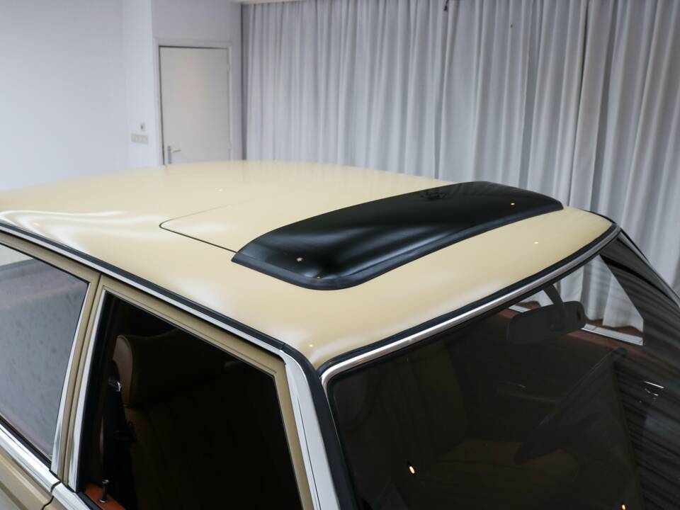 Image 13/14 of Mercedes-Benz 200 (1974)