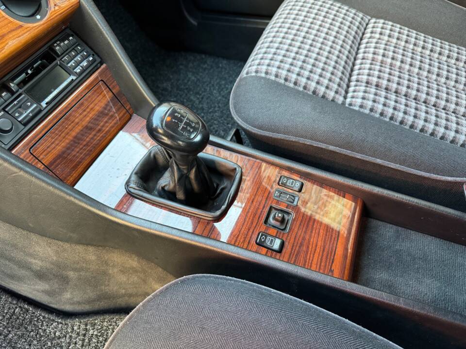 Immagine 21/75 di Mercedes-Benz 230 E (1992)
