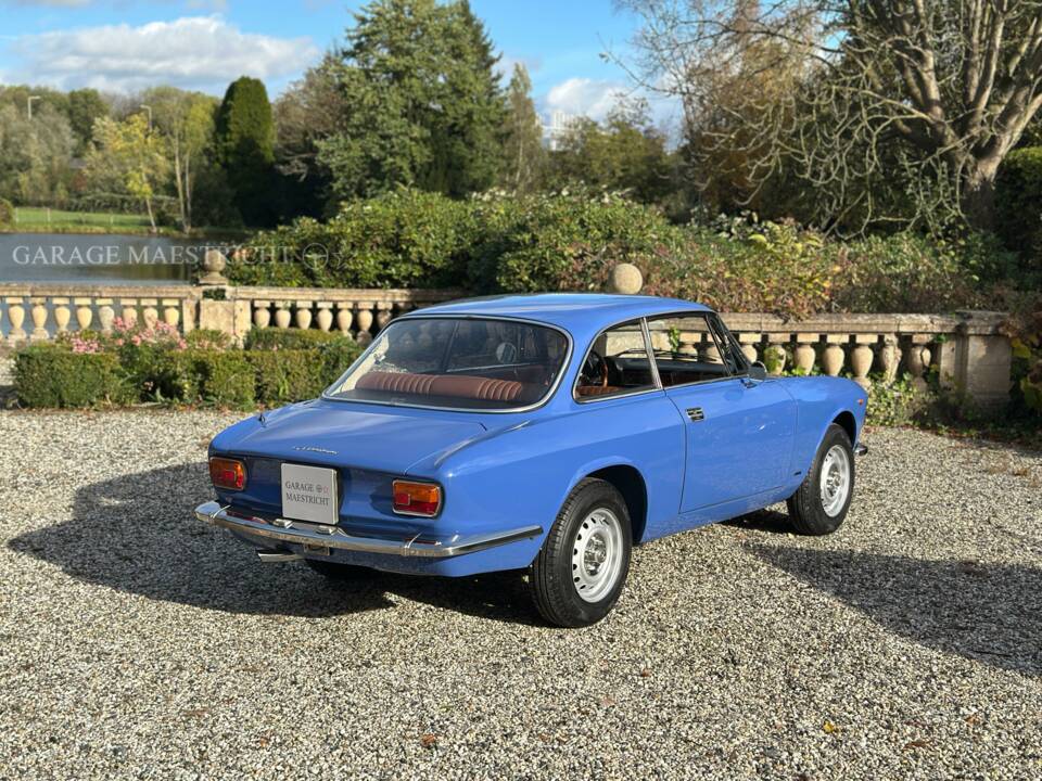 Bild 4/100 von Alfa Romeo Giulia GT 1300 Junior (1973)