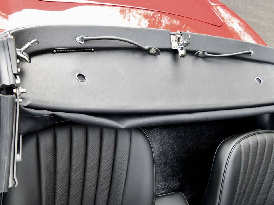 Image 42/49 de Jaguar E-Type (1970)