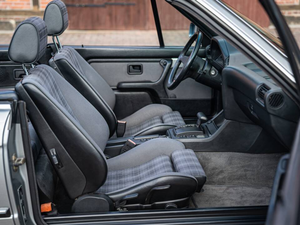 Image 55/71 of BMW 325i (1989)