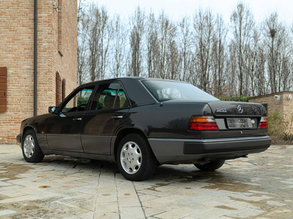 Obraz 6/49 pojazdu Mercedes-Benz 320 E (1993)
