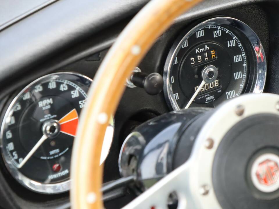 Image 13/50 of MG MGB GT (1974)