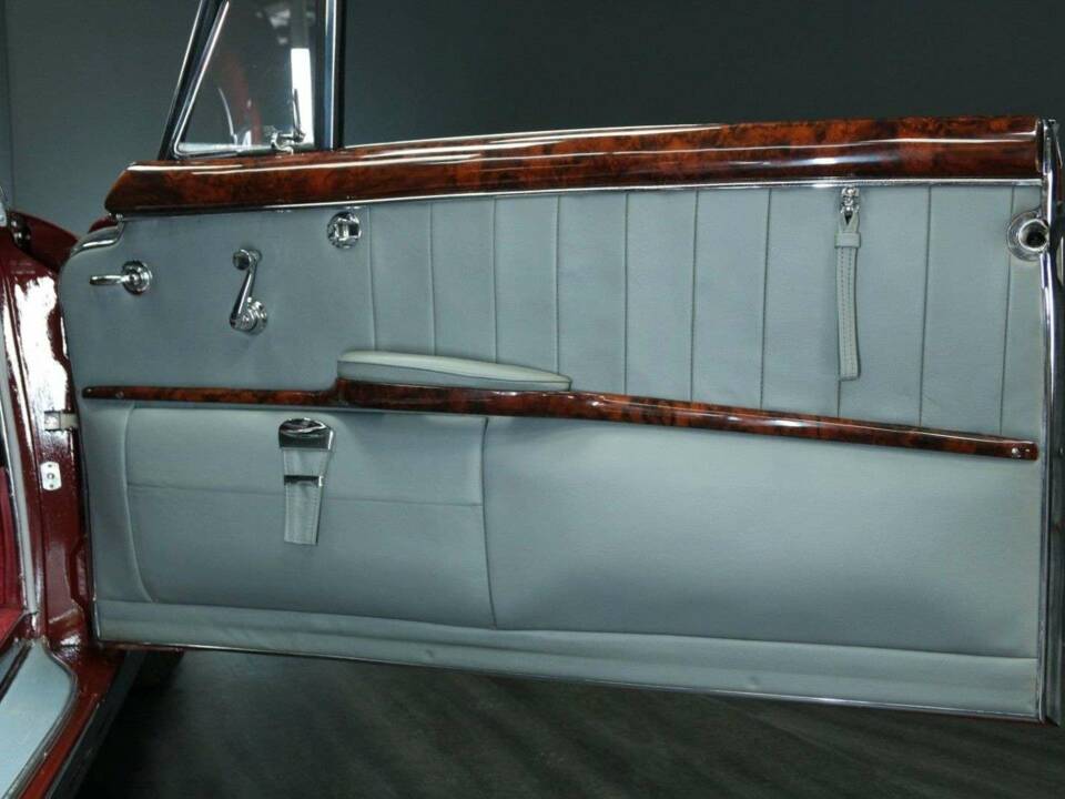 Imagen 30/50 de Mercedes-Benz 220 S (1957)