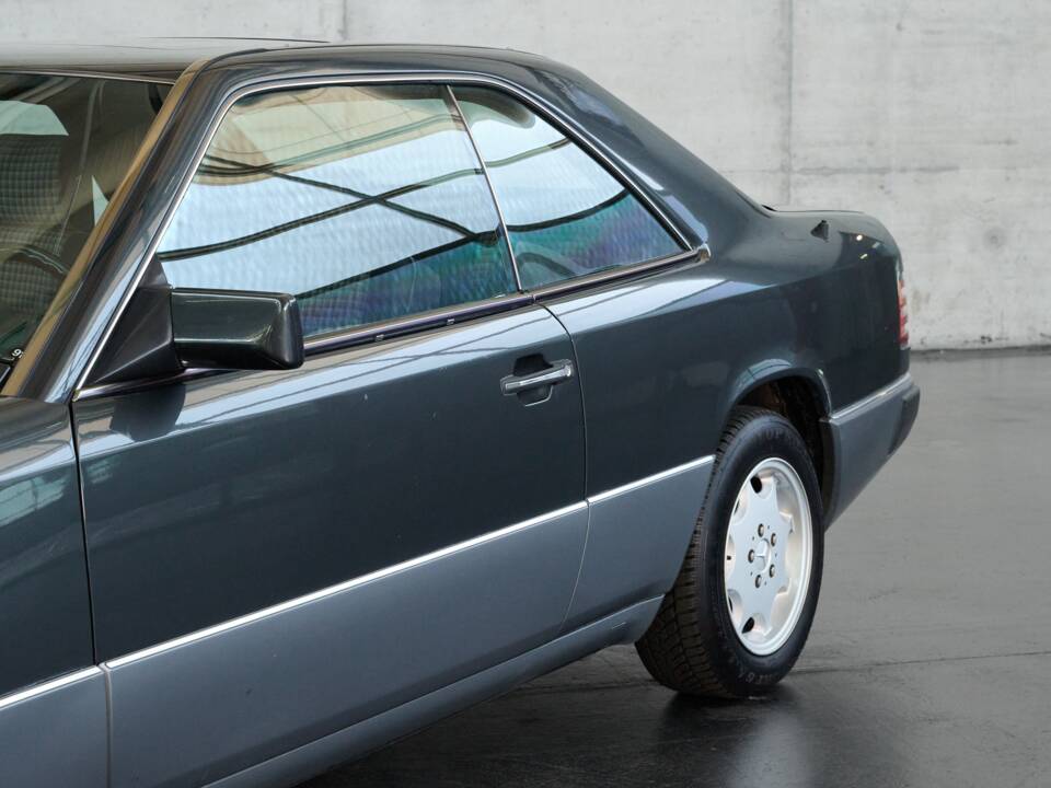 Bild 6/50 von Mercedes-Benz 300 CE (1991)