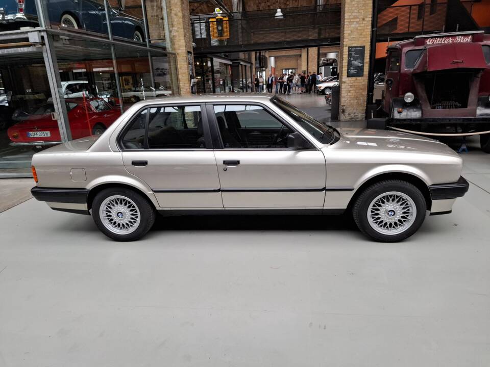 Bild 2/24 von BMW 318i (1989)