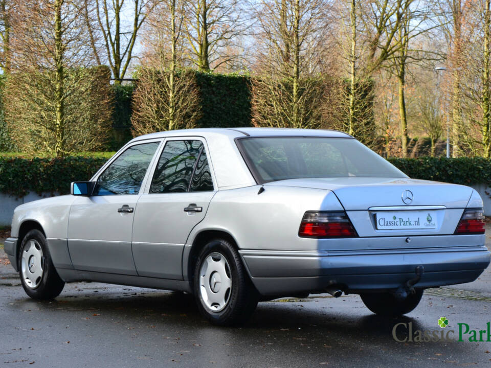 Image 3/39 of Mercedes-Benz 200 D (1993)