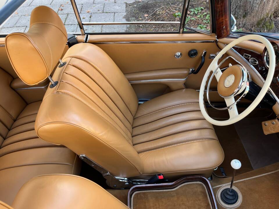 Imagen 25/65 de Mercedes-Benz 220 SE b (1961)