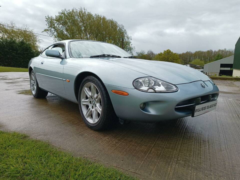 Image 18/21 of Jaguar XK8 4.0 (1996)