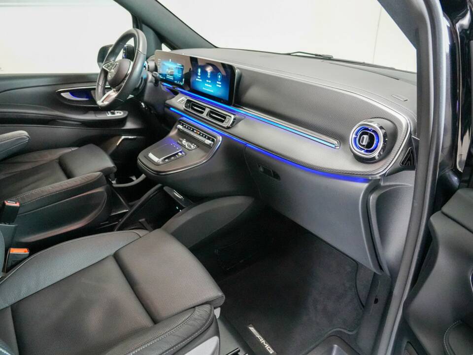 Image 19/35 of Mercedes-Benz V 300 d 4MATIC (2025)