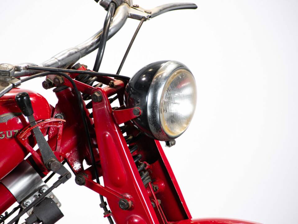 Image 25/50 of Moto Guzzi Motoleggera 65 (1951)