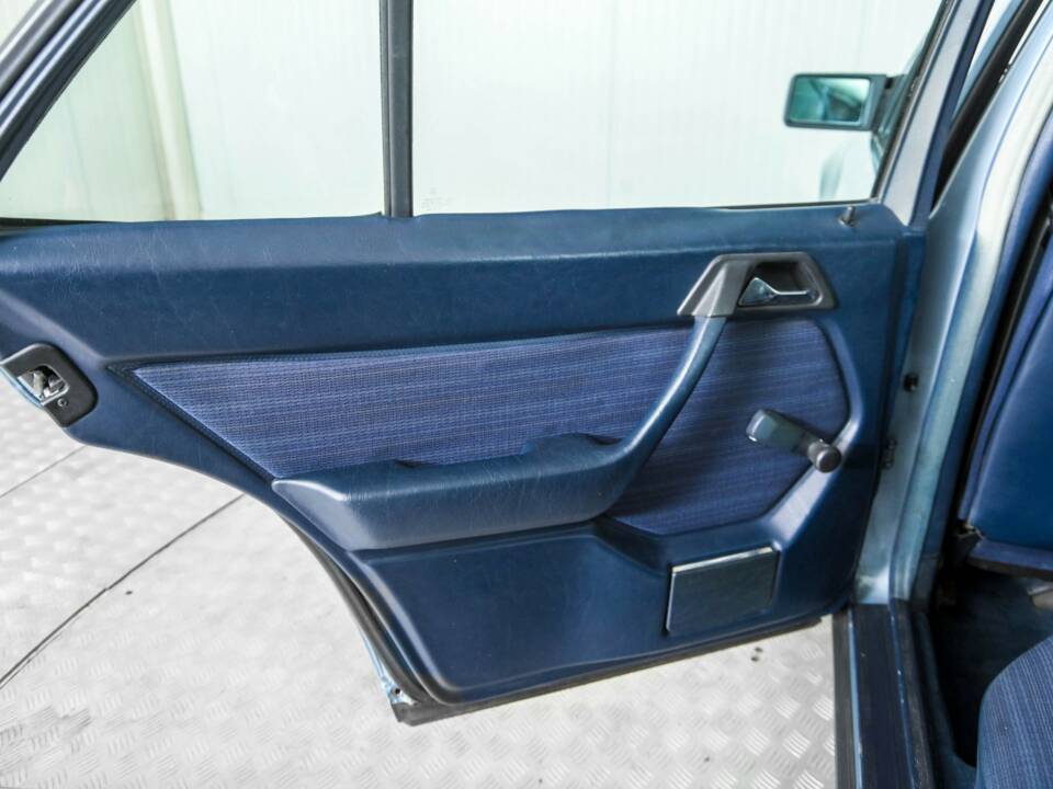 Bild 33/50 von Mercedes-Benz 230 E (1985)