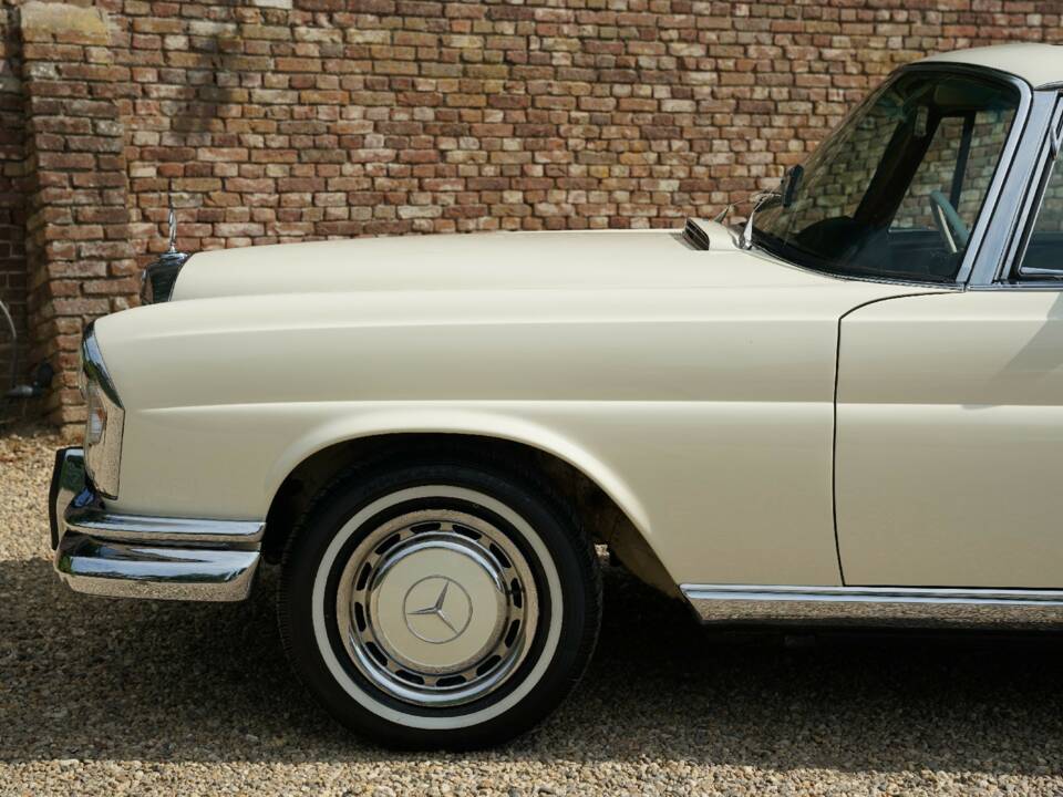 Image 12/50 de Mercedes-Benz 280 SE (1968)