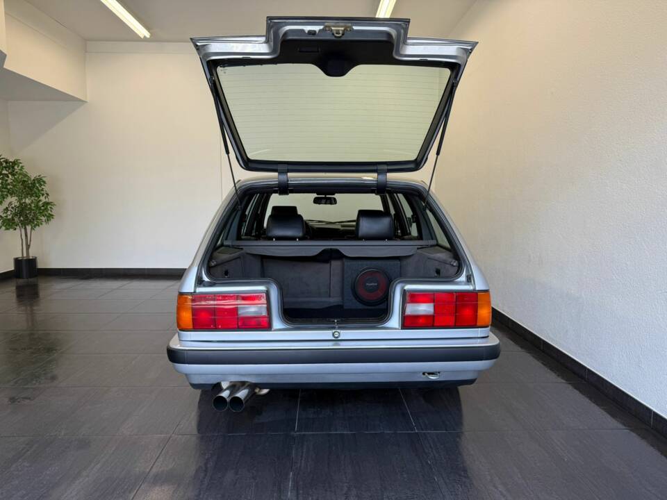 Immagine 18/50 di BMW 325i Touring (1992)