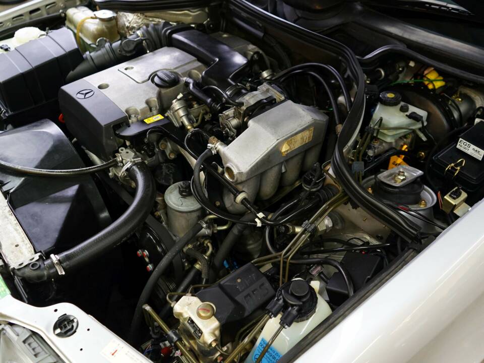 Image 32/36 de Mercedes-Benz E 220 T (1993)