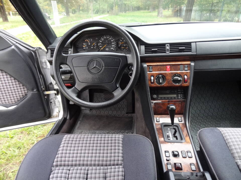 Image 5/5 of Mercedes-Benz E 200 Diesel (1994)