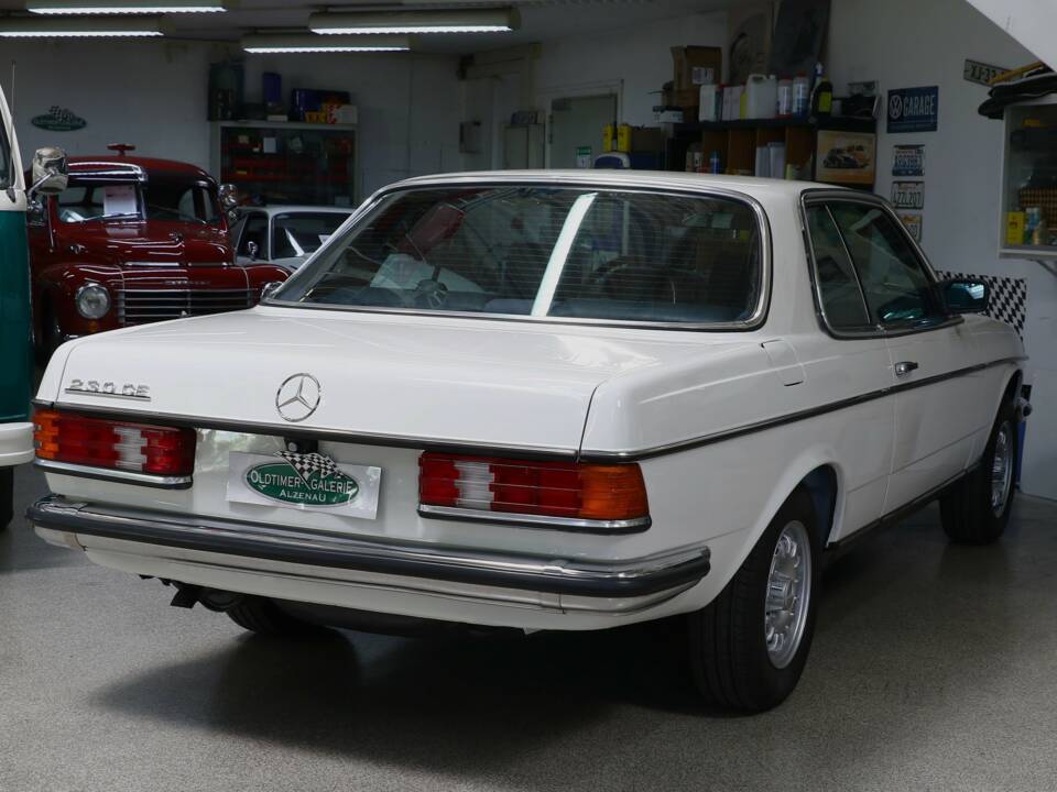 Bild 33/38 von Mercedes-Benz 230 CE (1984)