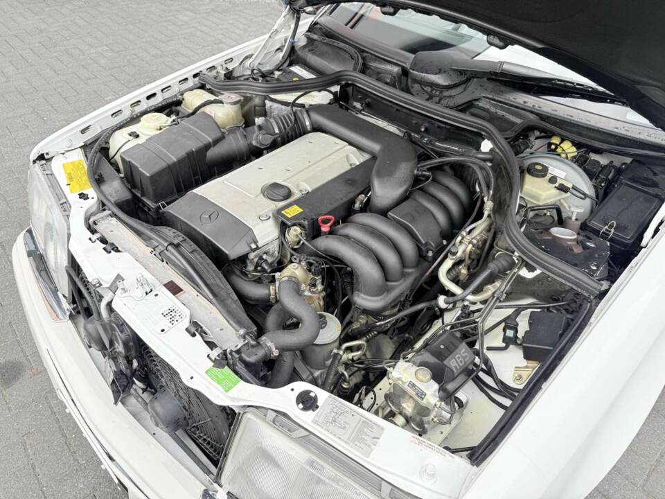 Imagen 26/41 de Mercedes-Benz E 320 (1995)