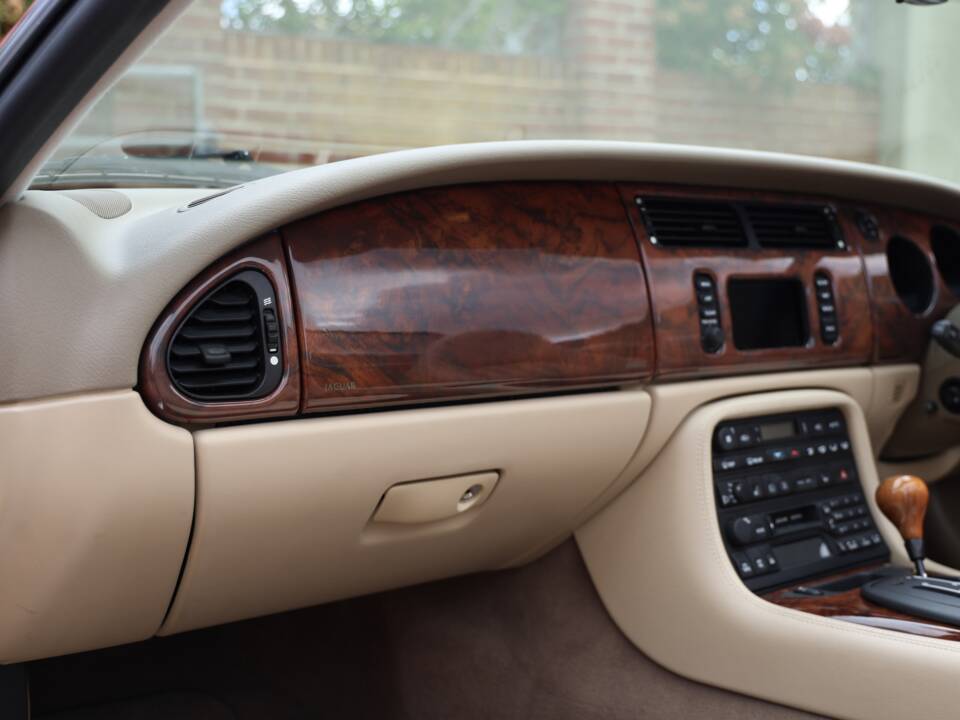 Image 48/50 de Jaguar XKR (2000)