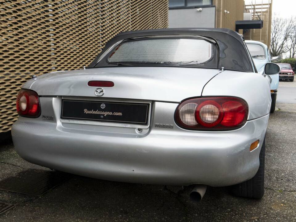 Imagen 3/22 de Mazda MX-5 1.6 (2001)