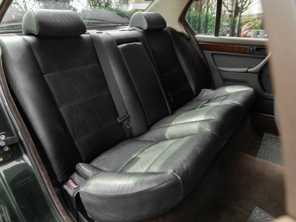 Image 26/36 of BMW 750iL (1989)