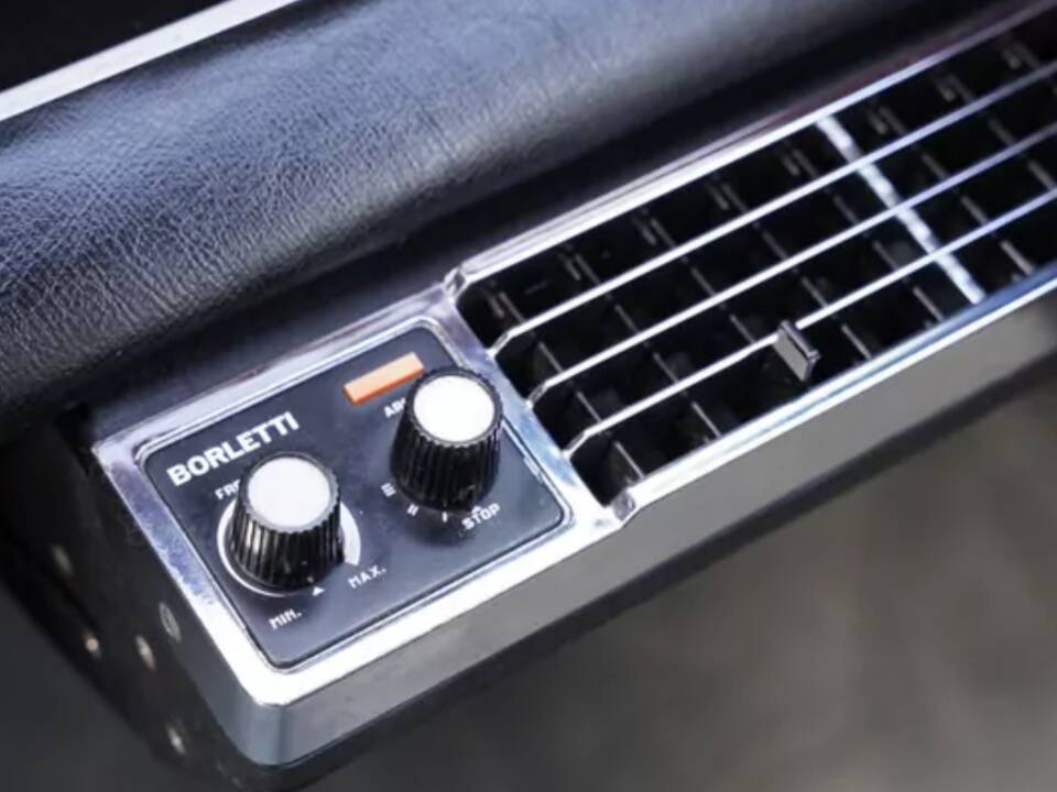 Image 32/37 of Rover 3.5 Litre Coupe (1970)
