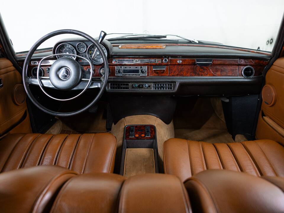Image 16/26 of Mercedes-Benz 280 SE 4,5 (1972)