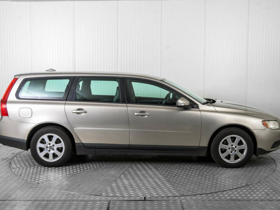 Bild 10/38 von Volvo V 70 2.4 (2007)