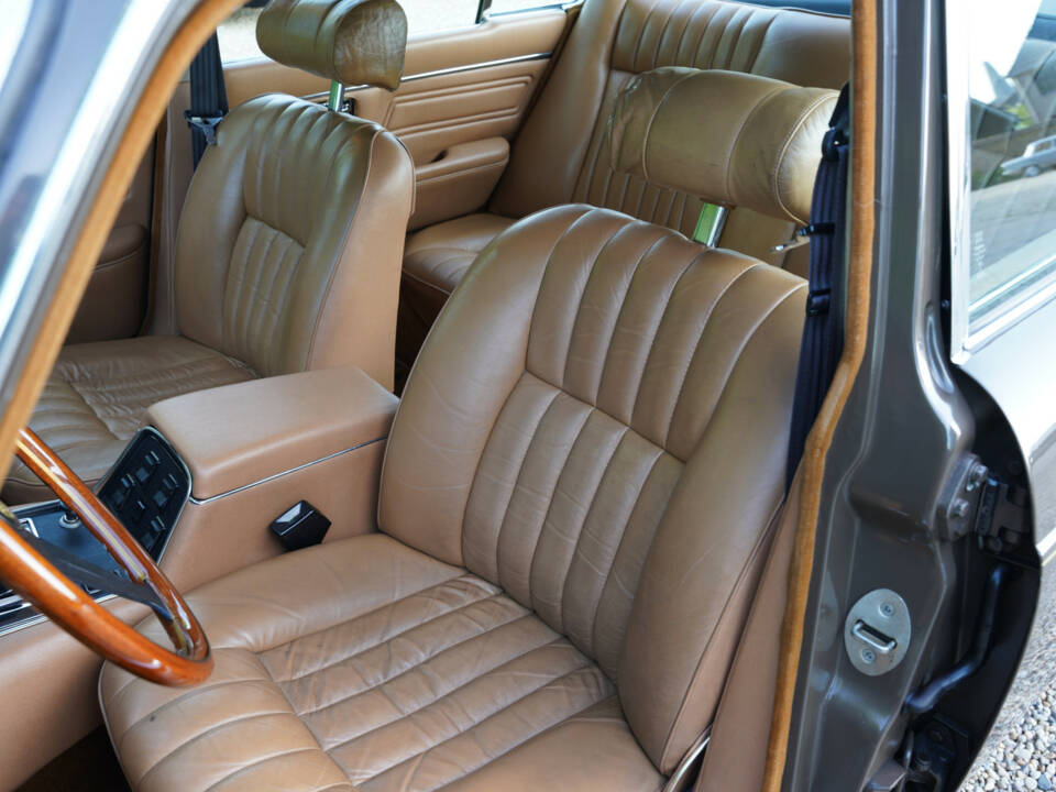 Bild 31/50 von Jaguar XJ 6 L 4.2 (1975)