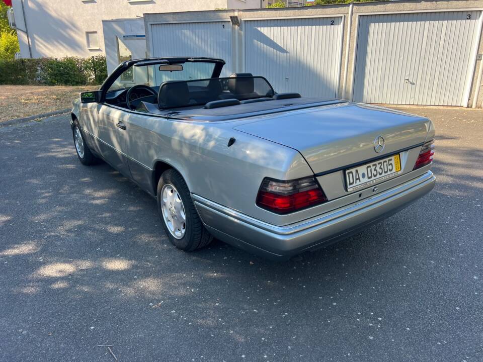 Obraz 4/61 pojazdu Mercedes-Benz E 220 (1996)