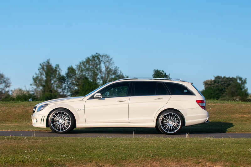 Immagine 30/50 di Mercedes-Benz C 63 AMG T (2009)