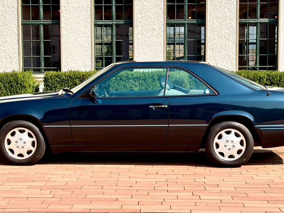 Image 2/16 of Mercedes-Benz E 320 (1996)