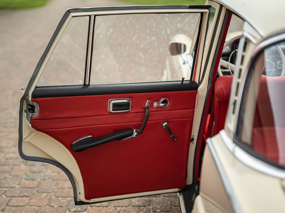 Image 42/42 of Mercedes-Benz 220 SE b (1965)