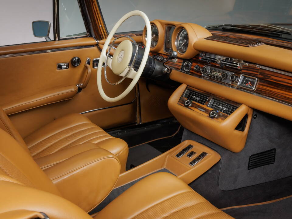 Image 22/46 of Mercedes-Benz 280 SE 3,5 (1971)