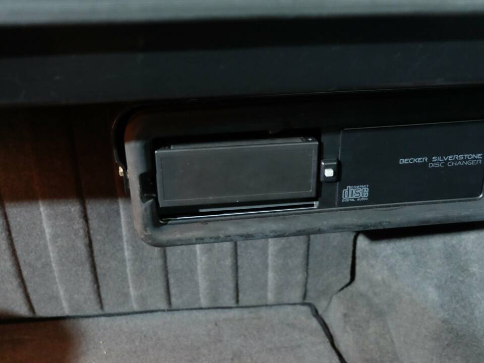 Image 25/32 de Mercedes-Benz 400 E (1991)