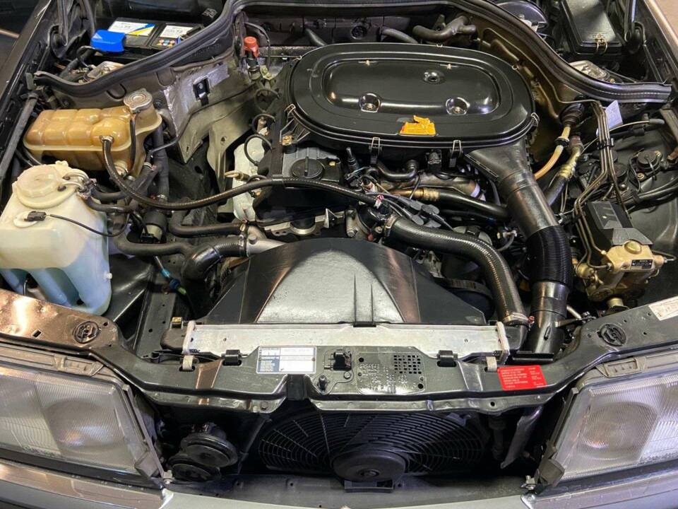 Immagine 16/18 di Mercedes-Benz 230 CE (1991)