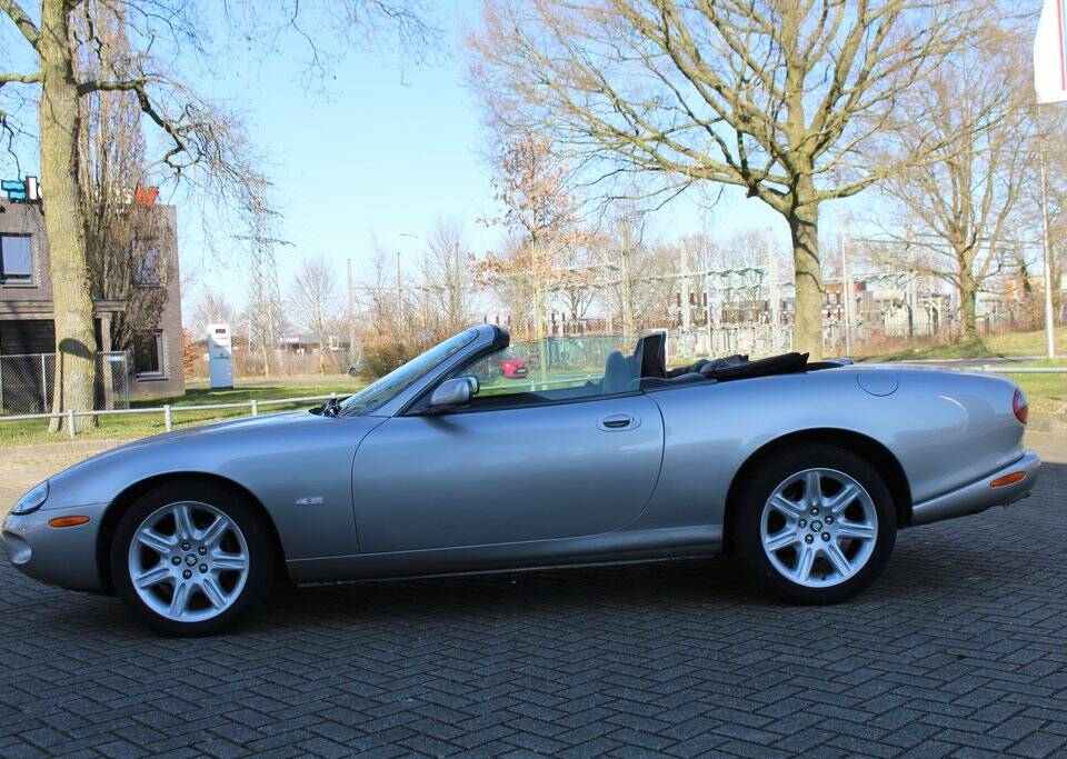 Image 7/8 of Jaguar XK8 4.0 (1999)